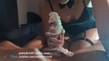 18yed nyata thailand porno klip penis manis karena krim kocok gadis thailand menuangkan krim kocok pada penisnya menangkap layang-layang. Sangat lezat. Sangat lezat.